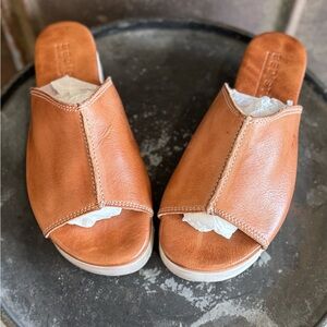 Bedstu Fairlee II Tan Rustic NWT